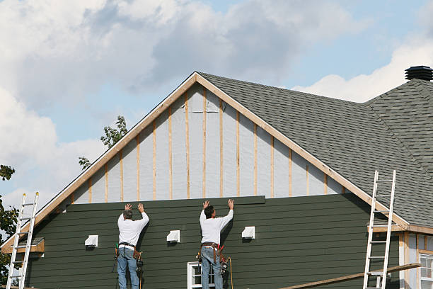 Professional Siding Installation technician working in Elloree, SC